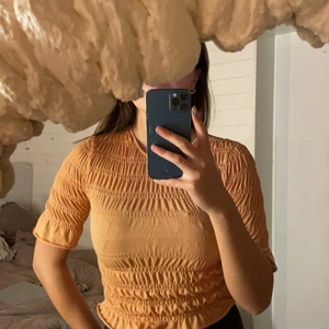 Räfflad topp - Fin topp i blusmaterial från Gina Tricot, använd kanske 1 gång.