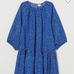 En jättefin klänning ifrån H&M som passar perfekt nu till sensommaren. Strlk: S (men är oversized så funkar även på större) Skick: Nyskick  Material: 100% bomull  Pris: 100kr + frakt 