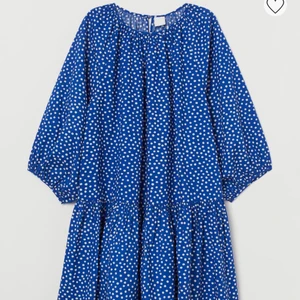 Blå klänning - En jättefin klänning ifrån H&M som passar perfekt nu till sensommaren. Strlk: S (men är oversized så funkar även på större) Skick: Nyskick  Material: 100% bomull  Pris: 100kr + frakt 