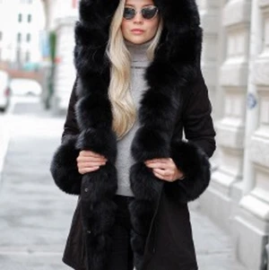 Svart pälsjacka - Pälsjacka (svart) köpt förra året storlek s men funkar för mig som är en xs, kan gå ner i pris vid snabb affär (köpt för 5000) äkta päls ! 