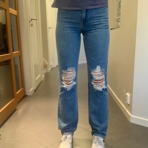 Jeans  - Snygga blåa jeans med hål från NA-KD. Kolla in min a andra annonser!