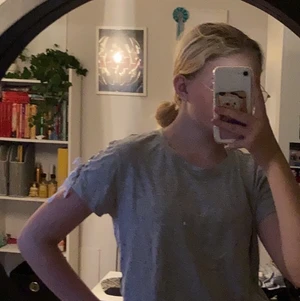 Grå tröja - Grå tröja från New Yorker. Använd ett fåtal gånger. Tröjan har knyten i armarna, och är annars en helt basic grå tröja. Den är i M, fast har en ganska liten storlek, vilket gör att den passar XS & S också. Köpare står för frakt, vilket gör att priset blir 40kr + frakt. 