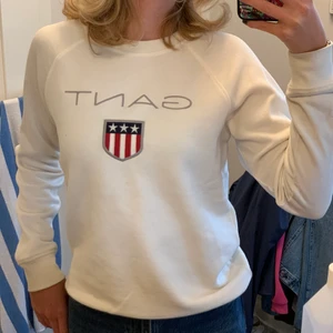 Sweatshirt  - Jätte snygga vit sweatshirt från Gant. Garderob utränsning, kolla andra annonser!