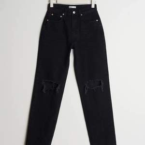 svarta 90s high waist jeans som är för stora för mig. Använda, men annars i fint skick! ❤️❤️ nypris 599 kr 