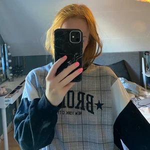 Sweatshirt🤍🤍 - Säljs inte längre💛Använd men i bra skick ändå☺️ Köparen står för frakten!!