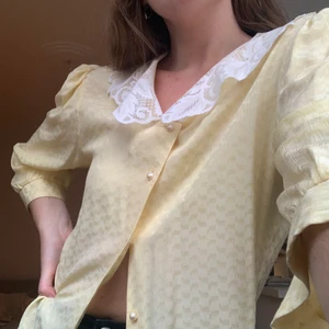 Fin gul blus - En jättefin blus köpt second hand och knappt använd! 🥰