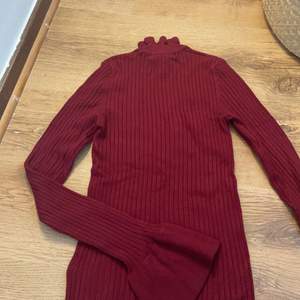Stickad vinröd tröja i storlek s