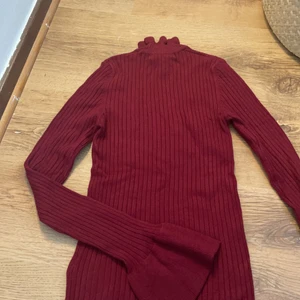 Stickad vinröd  tröja ifrån Gina tricot - Stickad vinröd tröja i storlek s