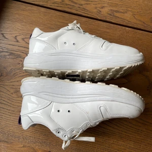 Eytys Jet Turbo patent white - Svinsnygga eytys jet turbo i lack. Extremt sparsamt använda. Storlek 40. Nypris 1800kr, säljes för 700kr. 💘