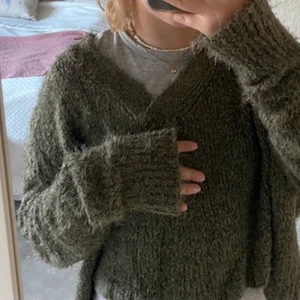 Stickad grön tröja - Köpt på Urban Outfitters för två år sedan kanske, jag har dock bara använt den 2-3 gånger. Storlek S men passar absolut även M🌿<3 Jättefin mossgrön färg! 