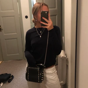 Zara väska med nitar💜💜 - En så fin och populär väska från zara med nitar! Helt slutsåld och väldigt eftertraktad. Använd men fortfarande mycket bra skick❤️💕 buda från 200kr. Ledande bud 600kr