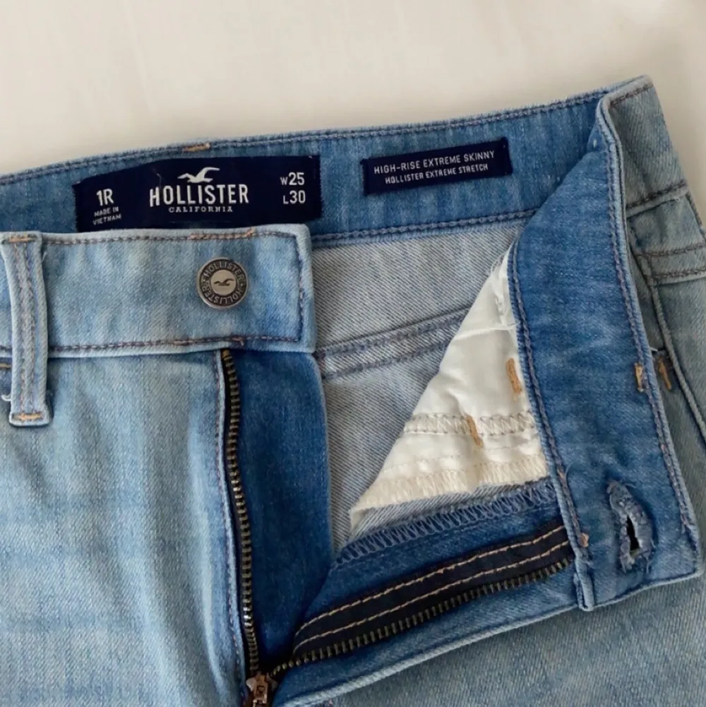 Ljusblåa skinny jeans från hollister. High waisted med storleken W25 L30. Nästintill oanvänd. Köptes för 600 kr. Jeans & Byxor.