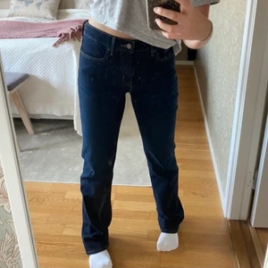 Levis jeans  - Modellen 314 shaping straight. Jag är 162 lång och brukar ha typ 28 i levis jeans. Så de passar 28-30. 