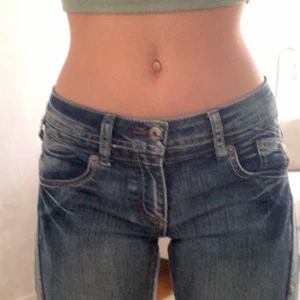 Lågmidjade jeans  - Helt oanvända blåa lågmigjade jeans, passar perfekt i längden på mig som är 1,68. Osäker på storlek men funkar för xxs-s. Bra skick säljer då jag aldrig andvänder dom. Köpt för 250 säljer för 200 så får man buda, den med högst bud får dom. Frakt på 50kr.