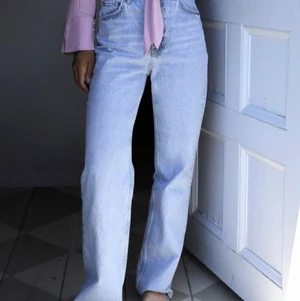 Vida jeans från zara - Säljer dessa ljusblåa, vida jeans👖. Säljer pga garderobsrensning samt att de inte passar mig längre tyvärr.💕De kommer från Zara och är köpta för 400kr. Säljer för 190 + frakt📦.