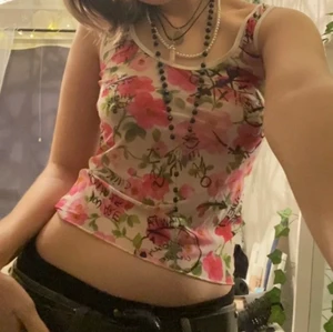 linne - y2k mönster - ett mesh linne med ballt mönster, ingen storlek står på plagget men uppskattas till en S-M. Köparen står för frakt! Kontakta om du är intresserad eller har övriga frågor, besvarar gärna på dem! :)