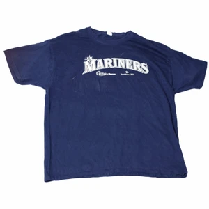 Mariners - Vintage Graphic T-shirt - En riktigt Nice marinblå tröja med ett lite collegeinspirerat vitt träck över bröstet samt ett tryck på ryggen också. Den är thriftad på en secondhandbutik i USA som heter Valeries Thrift Store