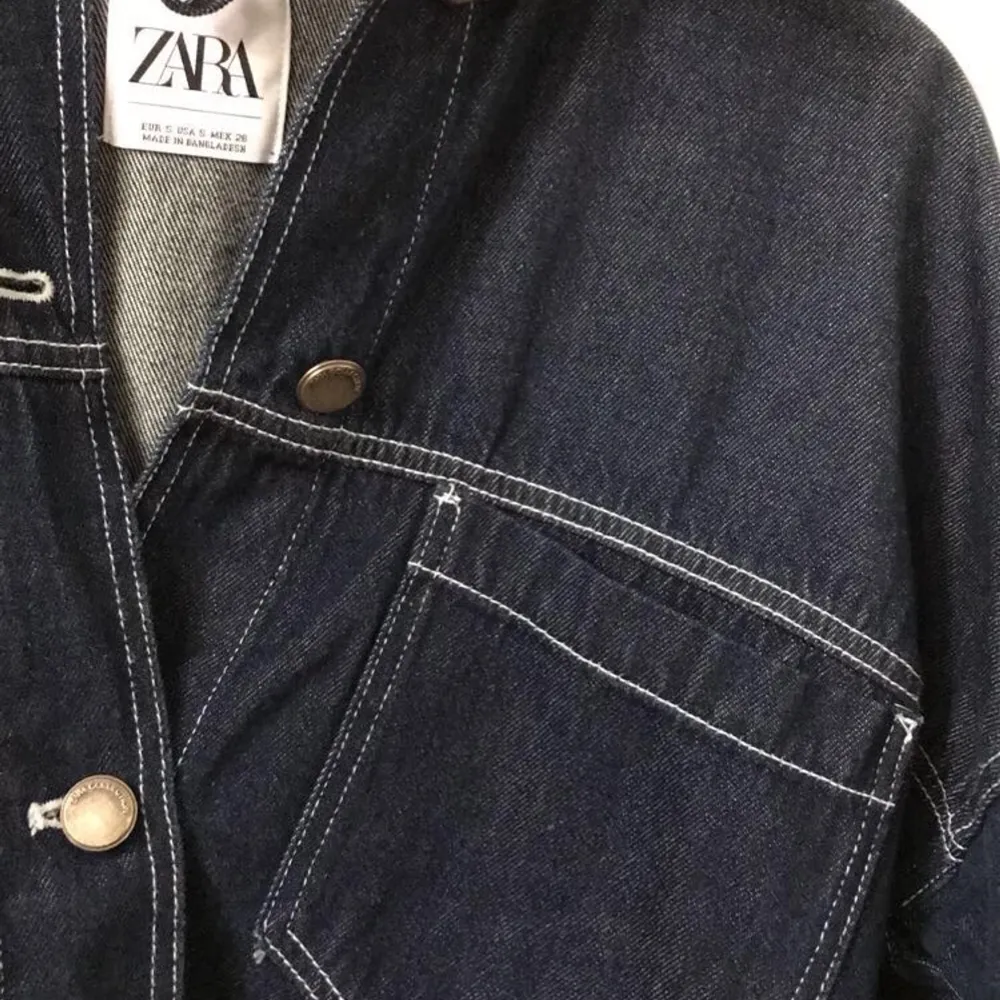 Jeansjacka med contrast stitch från Zara. Använd ett fåtal gånger så fint skick. Lagom oversized så går bra med typ hoodie/stickat under. Frakt ingår❤️. Jackor.