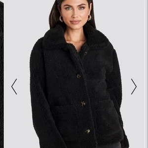 Teddyjacka - Jättefin svart Teddy jacka som inköptes förra året men inte kommit till användning. I storlek S och kommer ifrån NAKD💖⚡️ nypris 800kr. Möts upp i Göteborg eller fraktar