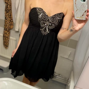 Little Mistress klänning storlek S - Svart klänning med silvriga dekorationer i storlek S från Little Mistress. Avtagbara axelband. Utan anmärkning.