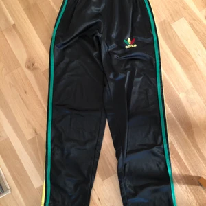 Adidas pants str S  - Strechigt tyg, ej använda.