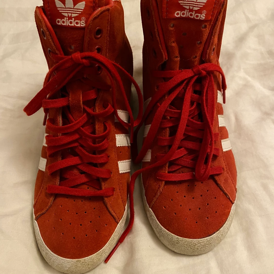 Adidas skor med högfotsula  - 90