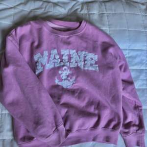 Säljer min superfina rosa sweatshirt från beyondretro.💗 Bara använt ca fem gånger så den är i superfint skick! Köparen står för frakt(: buda i kommentarerna ✨