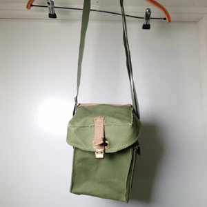 Militärväska - Gammal militärväska, liten modell. Toppen som handväska eller kanske kamerväska🍀