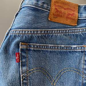 Klassiska Levi's 501 shortsen i den vanliga jeansfärgen. Knappt använda och i väldigt bra skick! Köparen står för frakt ❤️‍🔥 