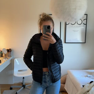 Dunjacka  - Säljer denna snygga & sköna dunjacka som är köpt från märket superdry💞💞💞 perfekt nu till kallare tider!! Knappt använd så i gott skick!