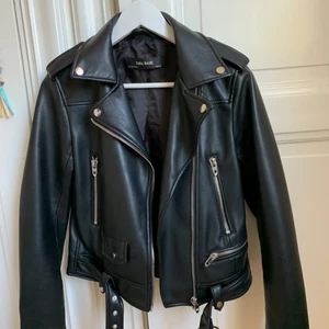 Zara skinnjacka  - Populära skinnjacka från zara⚡️ Superbra skick, nästan aldrig använd och jättefin🤍 Säljer pågrund av att den inte kommer till användning. Högsta budet ligger på 150 så buda på⚡️ Fråkt till kommer