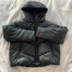 Dunjacka i fakeskinn från zara - Dunjacka från zara, använd fåtal gånger, storlek xs men den är stor i storleken. Kunden betalar frakten. 