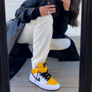 Nike Air Jordan mid 1 - Säljer mina Nike Air Jordan mid 1 som knappt är använda💛 Beställda via Nike.com när de släpptes