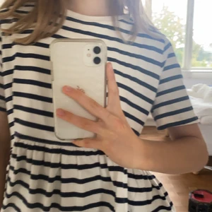 Snygg topp från Zara!🔥 - Säljer den här toppen från Zara. Riktigt snygg och i gott skick! Säljer för att jag inte tyckte att den passa mig så bra💕