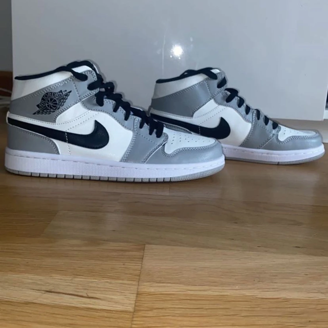 Jordans 1 Mid Light Smoke Grey