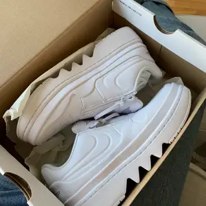 Helt oanvända jordans i kaxig modell! Skitsnygga men tyvärr för små för mig. Inköpta för 1200kr. Vid fler intresserade sker budgivning. Eventuell frakt står köparen för 🍓