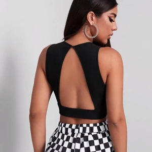 Shein - Säljer en topp från shein, öppen i ryggen. Aldrig använd. Skicka för fler bilder. Passar en xs och s. 50kr + frakt