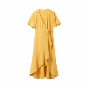 Omlottklänning Carin Wester - En mycket fin omlottklänning från Carin Wester i storlek 36. Klänningen är i nyskick, endast använd vid ett fåtal tillfällen och har ett otroligt fint fall.   Hämtas i Ursvik, Sundbyberg eller skickas mot fraktkostnad.