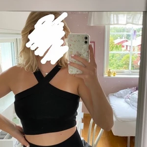 Topp - Säljer denna helt nya svarta topp då den inte kommit till användning för min del, frakt tillkommer!!