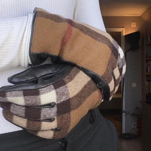 Burberry handskar - Äkta burberry handskar, storlek 7.5. Gott skick. Inköpspris: 4300kr. I ull och äkta läder. 