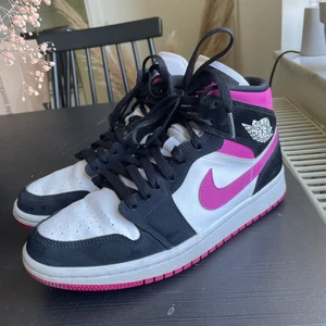 Jordan 1 Mid Magenta - Säljer mina Jordans då de inte kommer till användning. Sparsamt använda. Kommer i originalbox💖