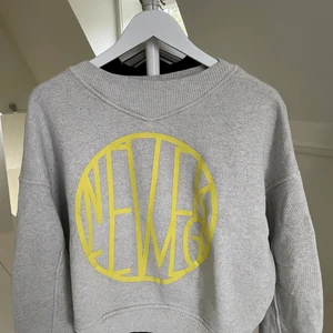 H&M sweatshirt - Ljusgrå sweatshirt med tryck från H&M Trend. Använd fåtal gånger - som ny. Inköpt för: 399 kr  Storlek: L