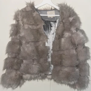 Pälsjacka  - Bra skick, köpt för cirka ett år sen