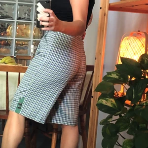 Rutiga shorts  - Riktiga vintage shorts köpta i Paris. Knappt använda så skicket är super. Säljer pga lite för små. Sjukt snygg längd och fräscha silverknappar ⚡️