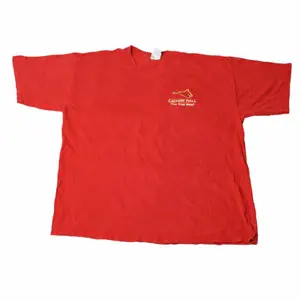 En fet röd tröja som är perfekt att ha som en baggy t-shirt. Ha den me några röda skornocj ett par jeans! Köpt på en thriftstore i Arizona.