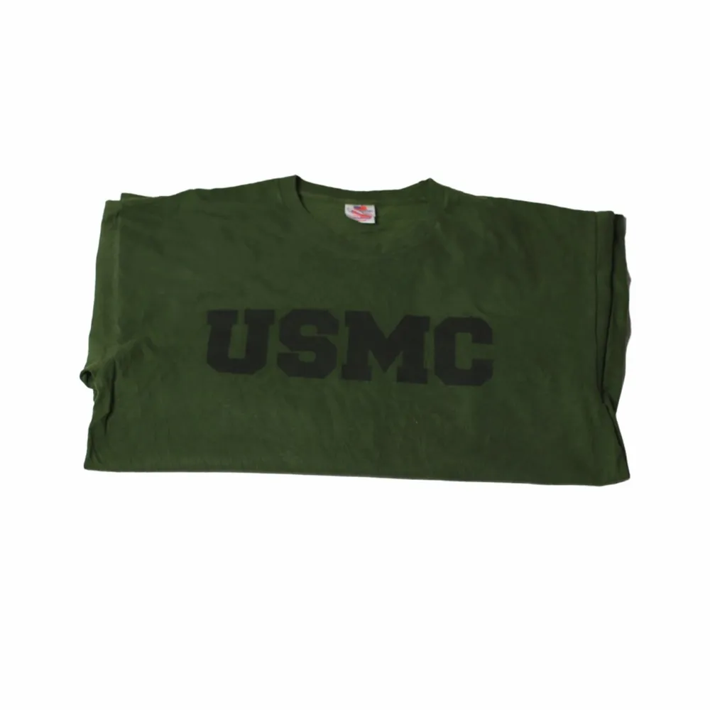 En sjukt Nice grön tröja som är från den amerikanska marinkåren. Köpt på en thriftstore p.g.a dess efterfrågade färg som är sjukt svår att hitta. T-shirts.