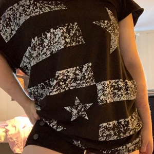 T-shirt  - Svart tischa med stjärnor och träck ig det ska va någon koppling till usa men är inte säker lol, hör av er för fler bilder