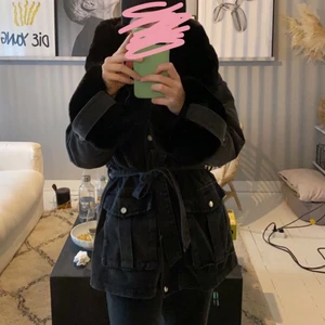 Jeansjacka med stor fuskpäls - Grå jeansjacka med stor fuskpäls både utanpå och inne i jackan. Jackan kommer även med ett band vilket gör att man får väldigt fint form. Storlek S/M. Funkar toppen som vinterjacka då den är väldigt varm. Nypris 1499 kr. Använd ett fåtal gånger. 