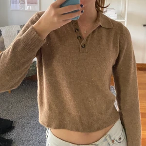 Stickad tröja - Mjuk och skön stickad tröja från zara i en fin brun färg. Aldrig använd.