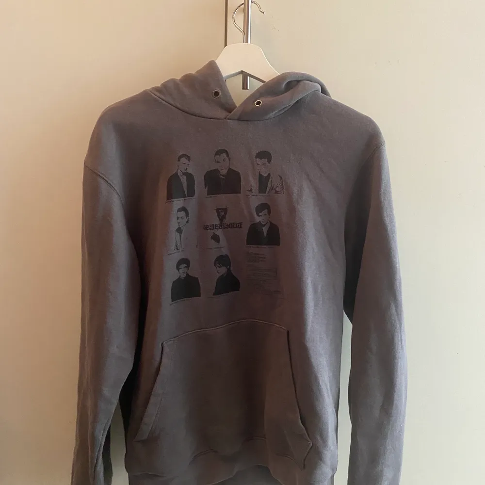 Måste tyvärr göra mig av med min favorit hoodie som fått mycket användning men blivit för liten. Inga rhinestones fattas men några har blivit skavda på. Annars är hoodien i riktigt fint skick. Galen färg, tryck och passform. Tveka inte att höra av dig vid funderingar!. Hoodies.